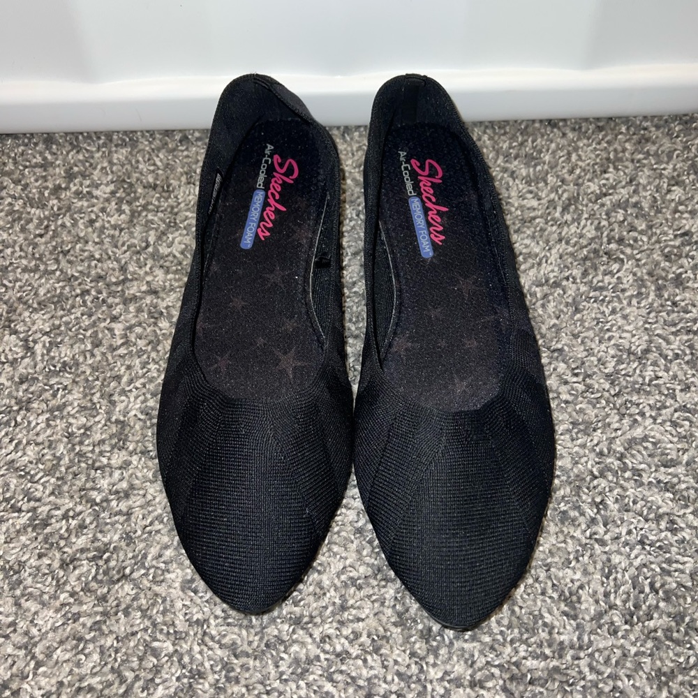 Skechers Womens Cleo Black Memory Foam Knit Flat US 10. Fit like a size 9.